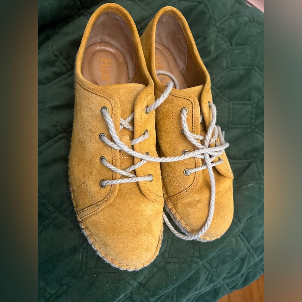 BORN drilles women size 8.5 suede with soft footbed